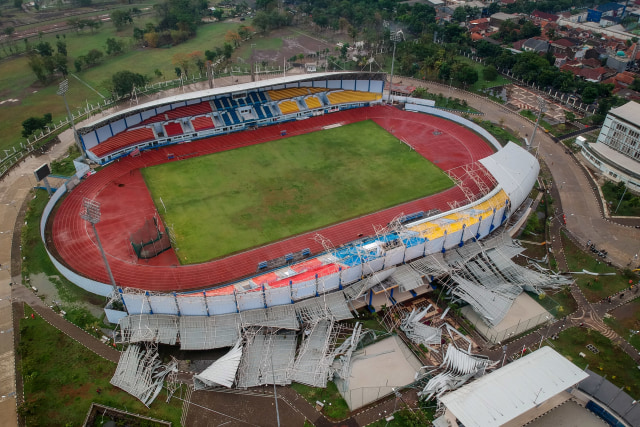 Foto Robohnya Atap Stadion Sport Jabar Arcamanik Bandung Kumparan Com