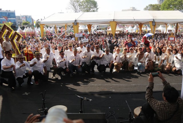 Pemecahan Rekor Muri, aksi minum kopi bersama oleh 3000 wanita, Sabtu (9/11) | Foto : Sidik Aryono/Lampung Geh
