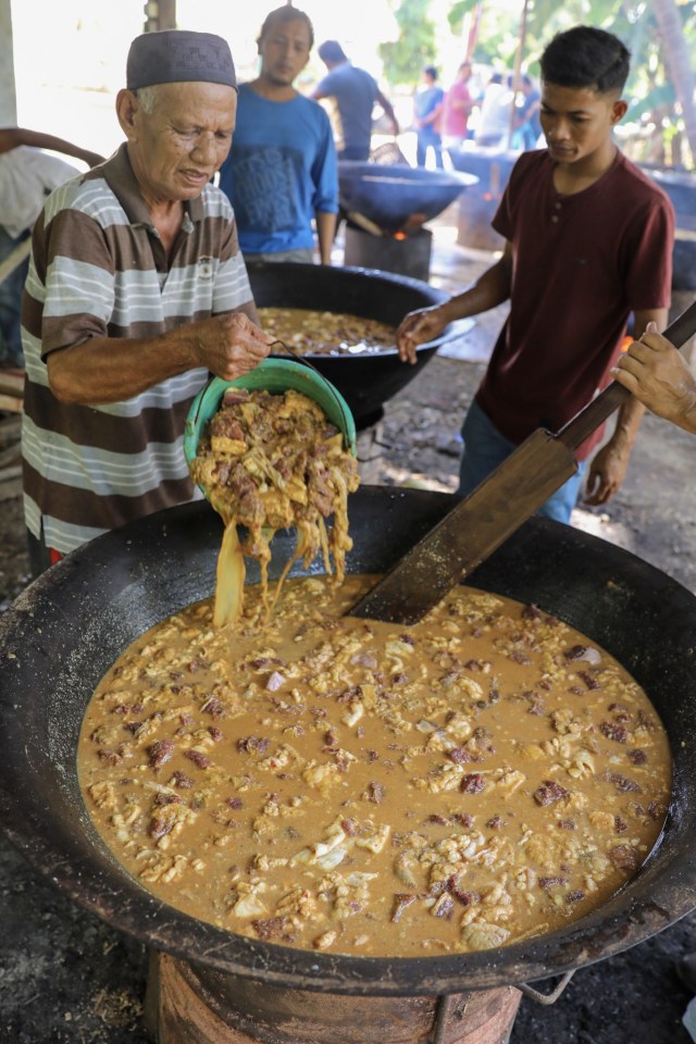 Awal memasak kuah beulangong, santapan peringati Maulid Nabi. Foto: Suparta/acehkini 