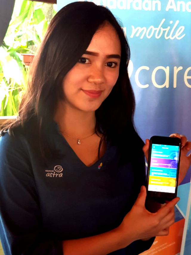 Seorang pegawai Asuransi Astra memperkenalkan fitur Garda Mall yang ada di aplikasi Garda Otocare di Manado, Sulawesi Utara, Sabtu (9/11) 