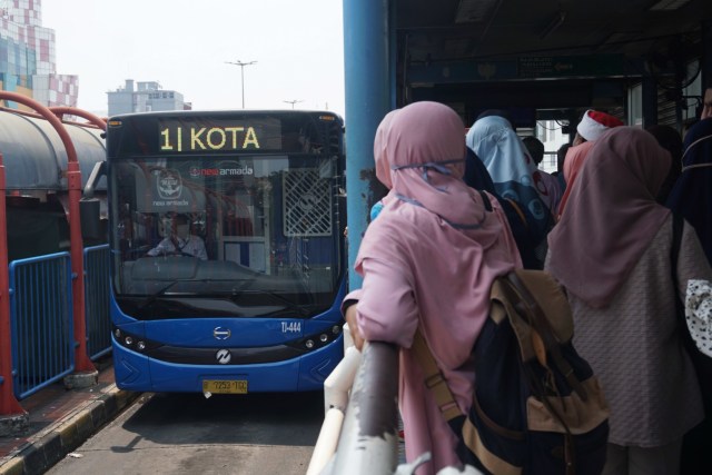 Warga menggunakan transportasi umum Bus Transjakarta Koridor 1 rute Blok M-Kota di Jakarta, Sabtu (9/11).  Foto: Fanny Kususmawardhani/kumparan 