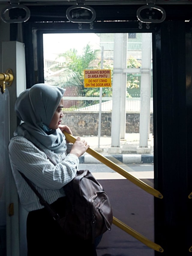 Warga menggunakan transportasi umum Bus Transjakarta Koridor 1 rute Blok M-Kota di Jakarta, Sabtu (9/11).  Foto: Fanny Kususmawardhani/kumparan 