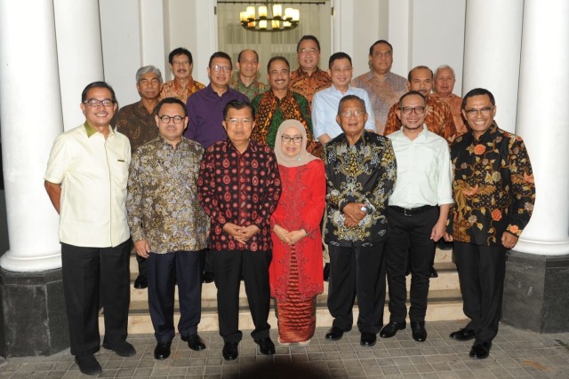 Mantan wakil Presiden Jusuf Kalla didampingi Mufidah Jusuf Kalla foto bersama dengan sejumlah menteri Kabinet Kerja. Foto: Dok. Istimewa
