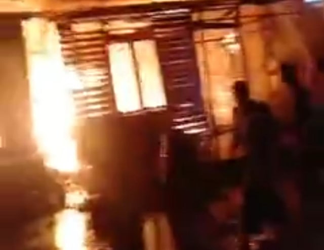 Warga berusaha memadamkan api yang membakar lima rumah di Pontianak Utara. Foto: istimewa