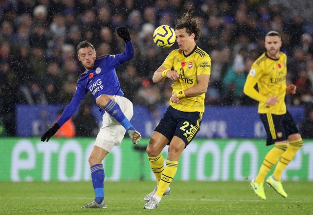 Pemain Leicester berduel merebut bola dengan pemain Arsenal. Foto: REUTERS/Andrew Yates