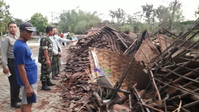 Rumah milik warga di Desa Prambatan Kecamatan Balen Kabupaten Bojonegoro, roboh akibat diterjang angin kencang. Sabtu (11/09/2019)