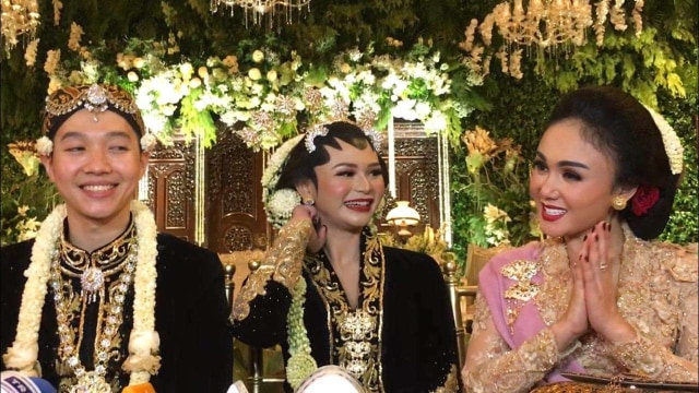 Yuni Shara dan Kartika Sari