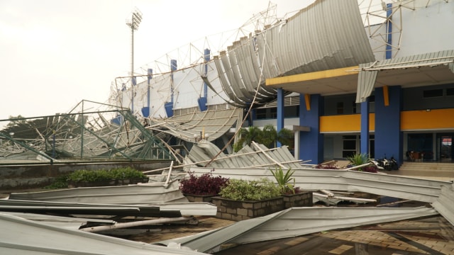 Kondisi atap Sport Jabar Arcamanik Kota Bandung setelah diterjang hujan dan angin kencang, Sabtu (9/11). (Foto: Ananda Gabriel) 