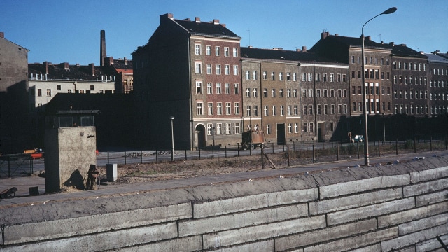 Foto Mengenang Runtuhnya Tembok  Berlin  kumparan com