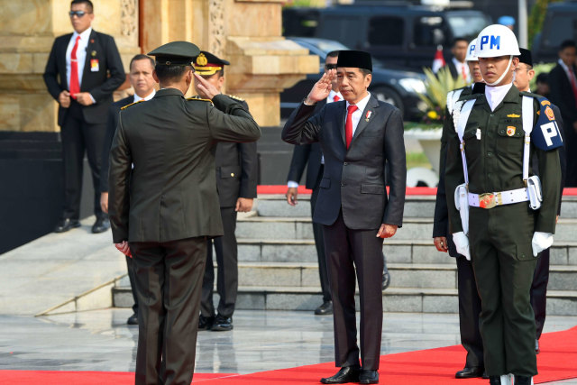 Jokowi Tabur Bunga di Makam BJ Habibie, Taufiq Kiemas, hingga Ani Yudhoyono (19416)