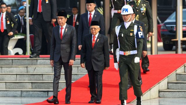 Presiden Joko Widodo dan Wapres Ma'ruf Amin tiba di Taman Makam Pahlawan Nasional Utama Kalibata, Jakarta, Minggu (10/11/2019). Foto: ANTARA FOTO/Galih Pradipta