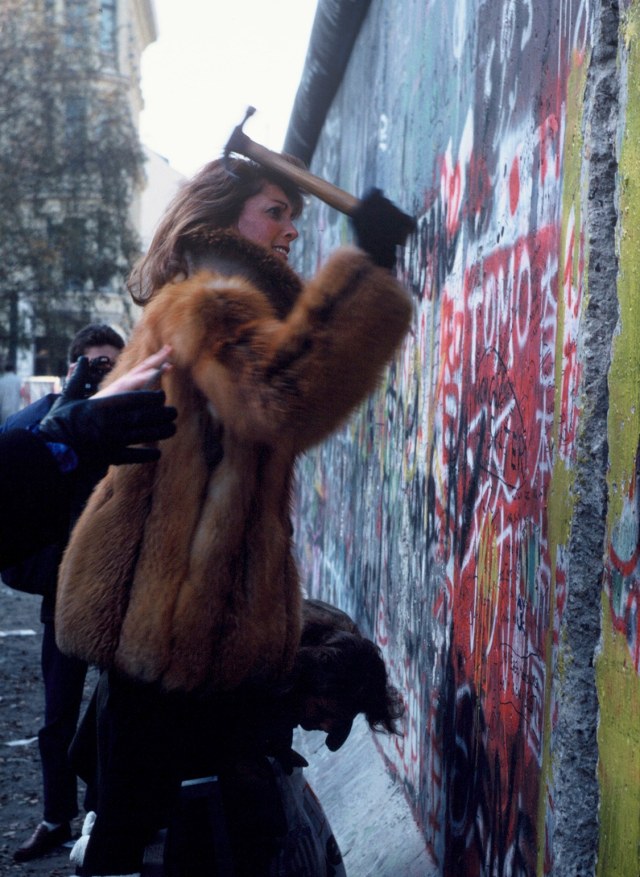 Tembok Berlin diruntuhkan pada November 1989. Foto: AFP/Jean-Philippe Lacour