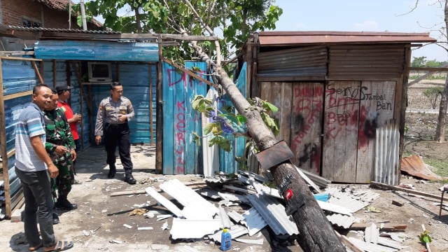 Petugas saat lakukan pendataan rumah warga Desa Teleng Kecamatan Sumberrejo Kabupaten Bojonegoro, yang rusak akibat hempasan angin kencang Sabtu (11/09/2019) sore hingga kemarin petang.