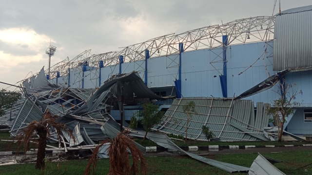 Kondisi atap stadion sepak bola di kompleks Sport Jabar Arcamanik yang ambruk. (Foto: Ananda Gabriel)