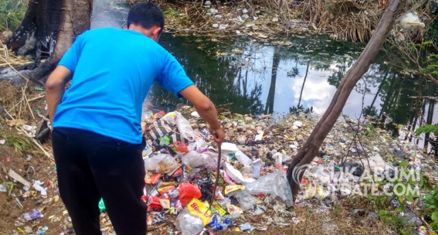 Warga sedang membakar sampah di Sungai Cibojong perbatasan Kampung Jelebud dan Kampung Bojong Lopang Desa Jampang Tengah, Kecamatan Jampang Tengah, Kabupaten Sukabumi. | Sumber Foto:Ragil Gilang