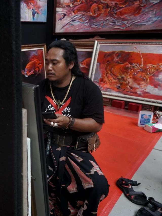 Seniman melukis di Pameran Indonesian Art Festival 2019 di Taman Sanken, Museum Nasional Indonesia, Jakarta Pusat. Foto: Iqbal Firdaus/kumparan