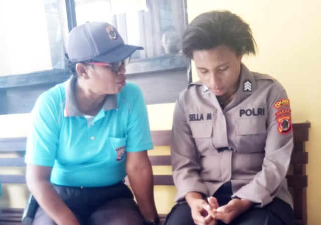 Polwan gadungan (baju seragam polisi) saat dimintai keterangannya dari salah satu penyidik polisi. (Foto Humas Polda Papua)