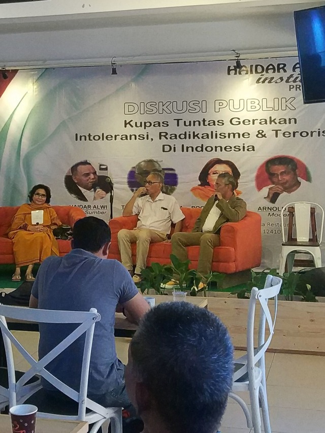 Diskusi 'Kupas Tuntas Gerakan Intoleransi, Radikalisme dan Terorisme di Indonesia' di Cilandak, Jakarta Selatan, Minggu (10/11). Foto: Adhim Mugni Mubaroq/kumparan