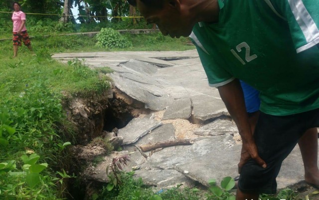 Salah satu warga menunjukkan kondisi retakan tanah di Desa Sila, Kecamatan Nusalaut, Kabupaten Maluku Tengah (Foto: istimewa)