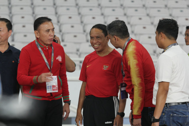 Menpora Zainudin Amali (tengah) menghadiri Kualifikasi Piala Asia U-19 saat melawan Korea Utara di Stadion Utama GBK, Jakarta, Minggu (10/11/2019).
 Foto: Nugroho Sejati/kumparan