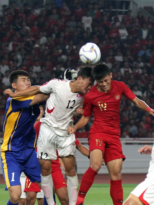 Pemain Indonesia dan Korea Utara berebut bola saat Kualifikasi Piala Asia U-19 di Stadion Utama GBK, Jakarta, Minggu (10/11/2019). Foto: Nugroho Sejati/kumparan