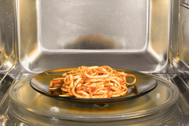 Ilustrasi memanaskan pasta