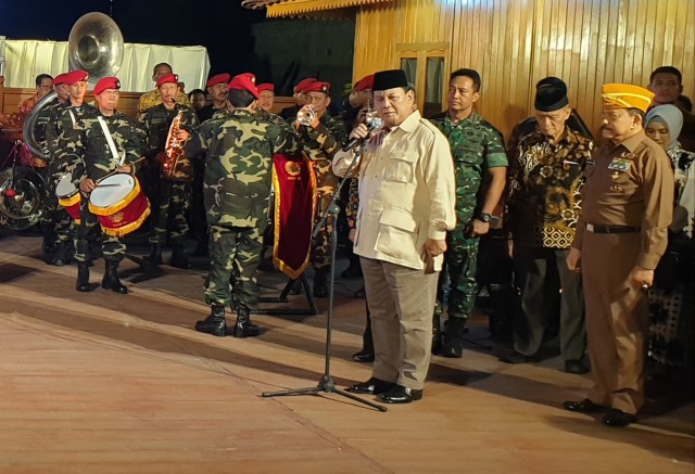 Prabowo Subianto, Menteri Pertahanan RI, saat menghadiri acara peresmian Patung Jenderal Soedirman di Yogyakarta, Minggu (10/11).