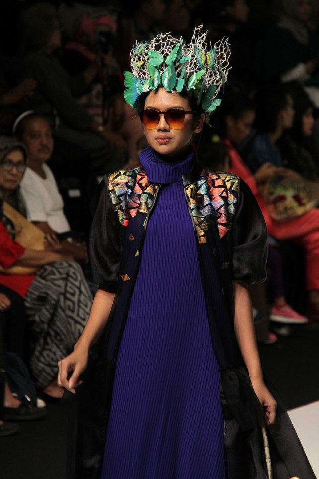 Penampilan model yang membawakan karya dari All Fashion Brand di Malang Fashion Week, Minggu malam (10/11). Foto: bayu eka novanta/tugumalang.id