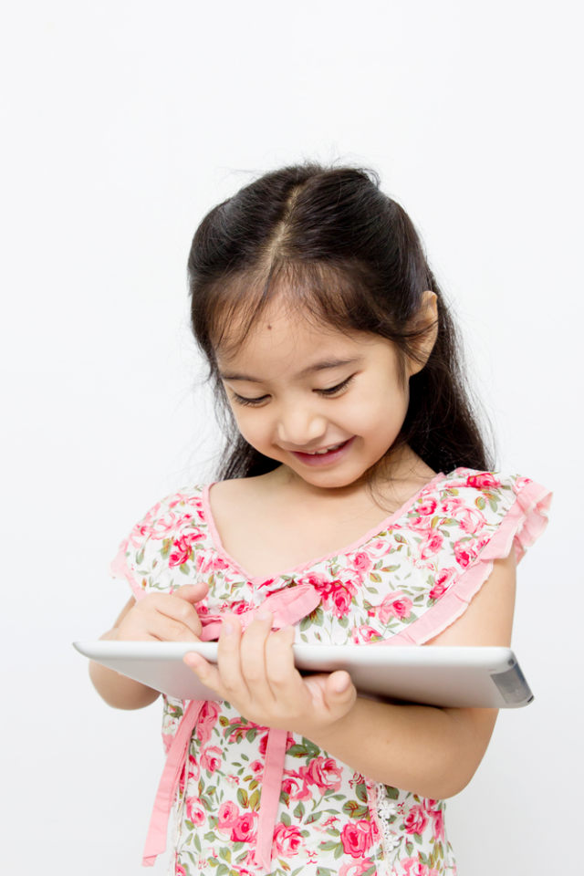 ilustrasi anak dengan gadget Foto: Shutterstock
