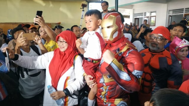 Pejabat Pemkot Pasuruan Pakai Kostum Superhero Hibur Siswa SDN Gentong