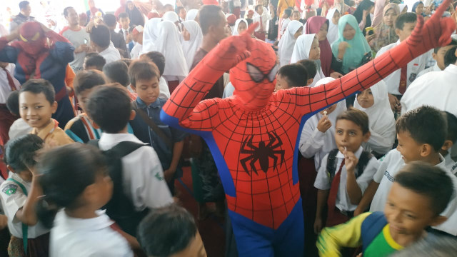 Pejabat Pemkot Pasuruan Pakai Kostum Superhero Hibur Siswa SDN Gentong (449303)