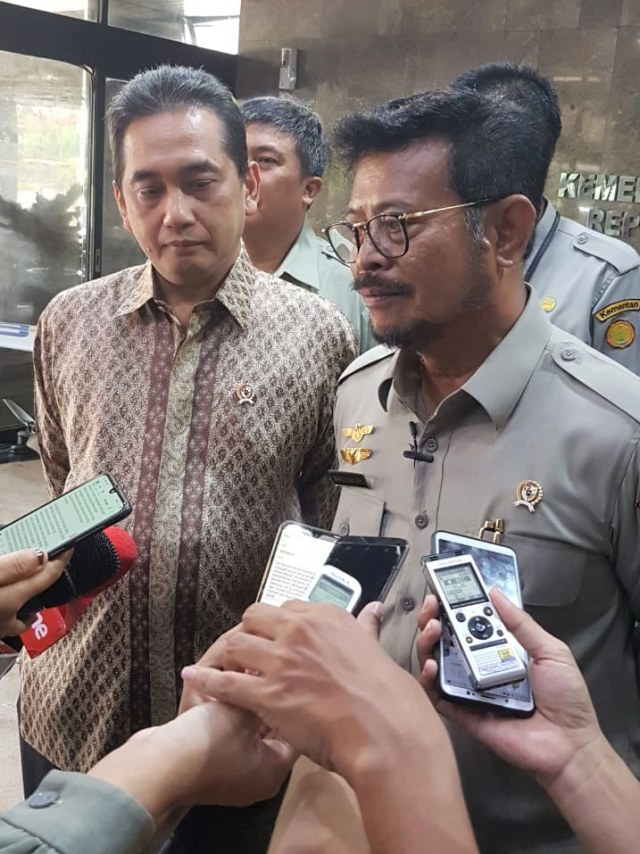 Menteri Pertanian Syahrul Yasin Limpo (kanan) bersama Menteri Perdagangan Agus Suparmanto menjawab pertanyaan wartawan. Foto: Ema Fitriyani/kumparan