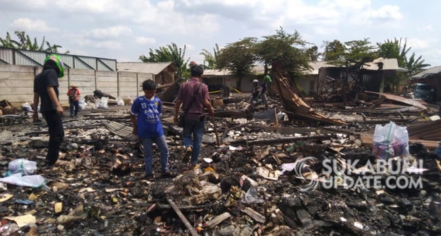 Pedagang mencari barang-barang yang masih bisa diselamatkan dari puing-puing bangunan kios Pasar Penampungan eks Pasar Pelita yang terbakar. | Sumber Foto:Oksa BC.