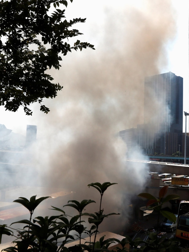 Kepulan asap di dekat Universitas Politeknik Hong Kong di Hong Kong. Foto: REUTERS / Thomas Peter
