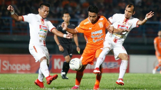 Gelandang Borneo FC, Ambrizal Umanailo (tengah) berebut bola dengan pemain Persija. Foto: Dok. Media Borneo FC