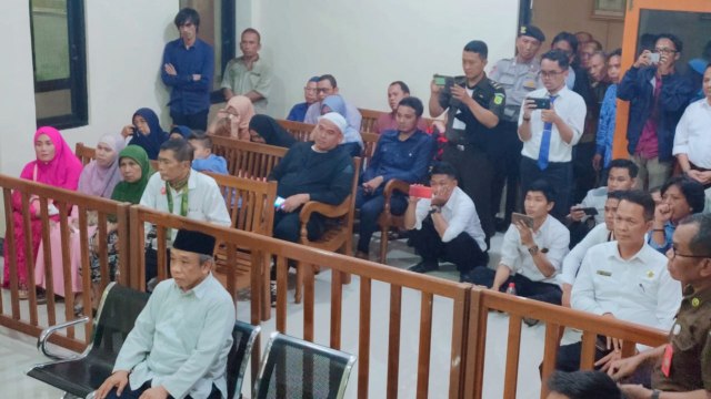 Pelawak senior Nurul Qomar saat menjalani sidang vonis di PN Brebes. (Foto: Fajar Eko)
