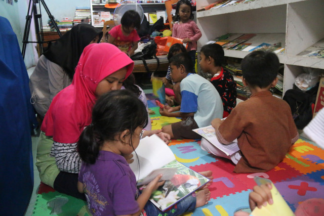 Anak-anak mengikuti gerakan #BacaJakarta. Foto: Dok. Diskominfotik DKI Jakarta.