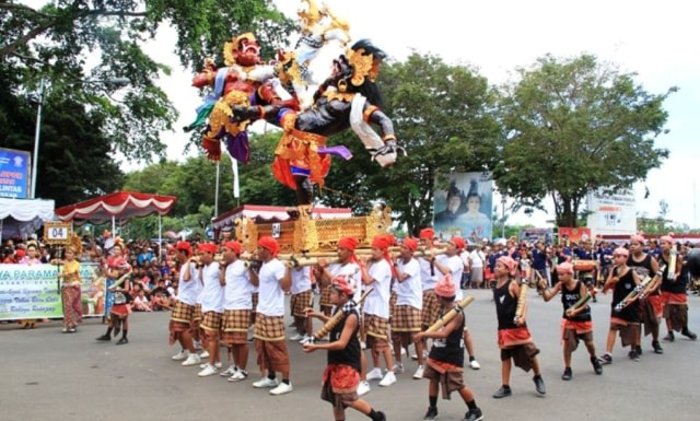 Berbagai kegiatan adat dan budaya Bali menjadi dasar pengembangan pariwisata Bali. Seperti kegiatan mengarak Ogoh-ogoh menjelang perayaan Nyepi (kanalbali/IST)