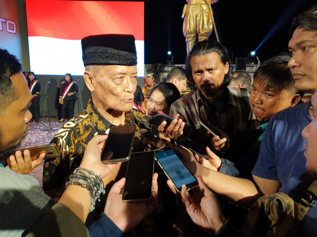 Buya Syafii saat peresmian patung Panglima Besar Jenderal Sudirman di Yogyakarta, Minggu (10/11). foto: atx