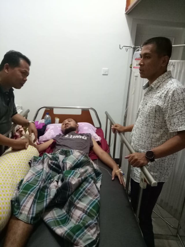 Kapolres Fakfak, AKBP. Ary Nyoto Setiawan, saat mengunjungi korban di RSUD Fakfak, foto: Ifan