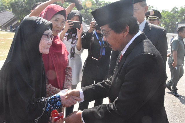 Wakil Gubernur Bangka Belitung, Abdul fatah saat menyerahkan cincin kepada para veteran. (Ist)