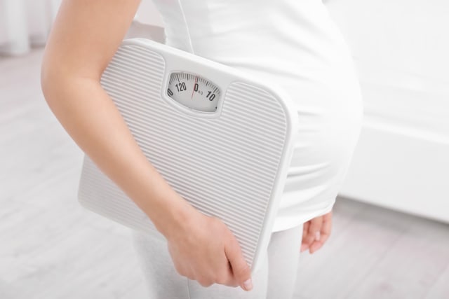 Ibu Hamil Periksa Berat Badan Foto: Shutterstock