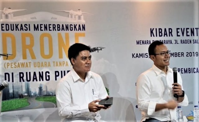Captain Meddy Yogastoro dari Ditjen Perhubungan Udara tengah memberikan edukasi untuk blogger dan pegiat drone di Indonesia