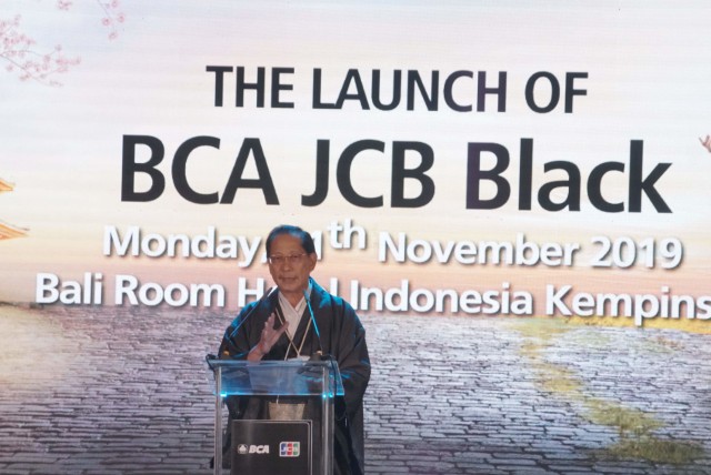Presiden Direktur BCA Jahja Setiaatmadja saat meluncurkan kartu kredit BCA-JCB black. Foto: Helmi Afandi Abdullah/kumparan