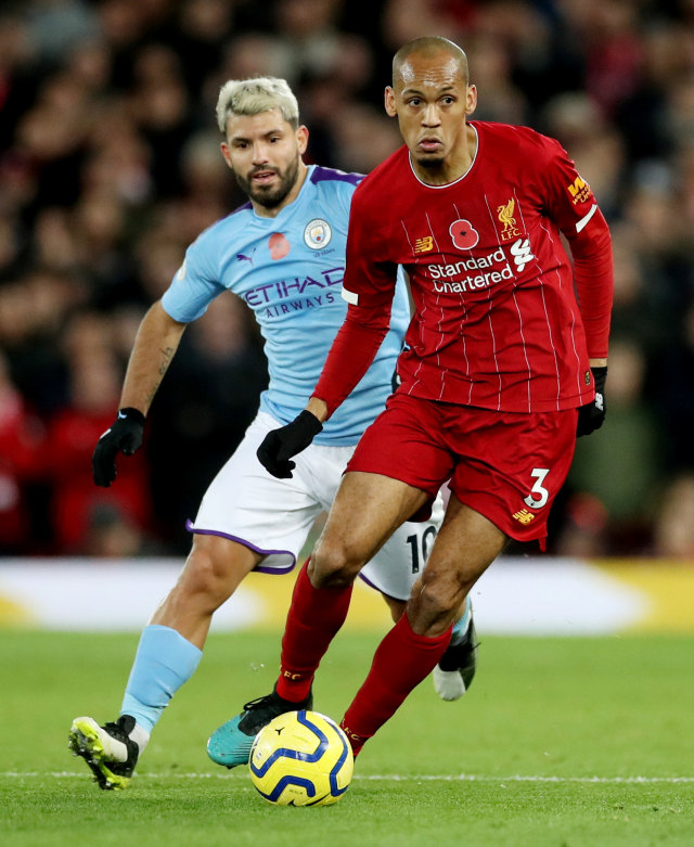 Gelandang bertahan Liverpool, Fabinho, di laga melawan Manchester City.  Foto: Reuters/Carl Recine