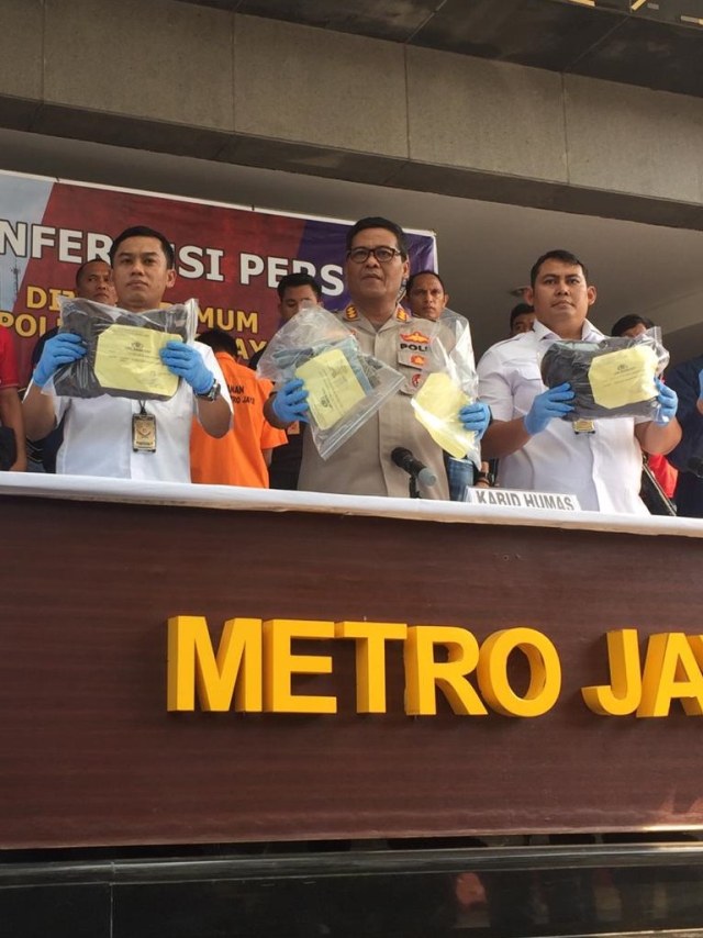 Polda Metro Jaya menunjukkan pelaku pembunuhan di Cakung, Jakarta Timur saat konferensi pers di Mapolda Metro Jaya. Foto: Raga Imam/kumparan 