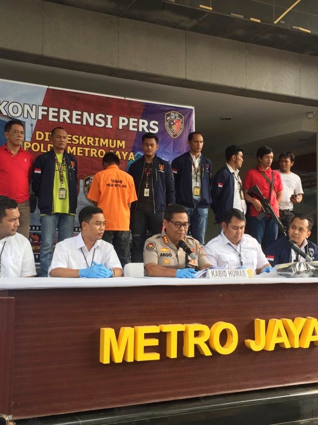 Polda Metro Jaya menunjukkan pelaku pembunuhan di Cakung, Jakarta Timur saat konferensi pers di Mapolda Metro Jaya. Foto: Raga Imam/kumparan 