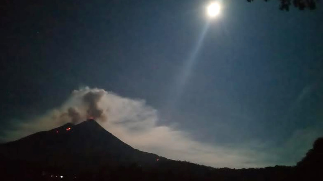 Pemandangan Gunung Karangetang di Kabupaten Kepulauan Sitaro. Gunung ini terus mengeluarkan lava panas