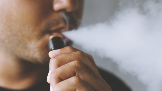 Ayah Suka Merokok dengan Vape? Moms, Coba Baca Laporan Ini (24068)
