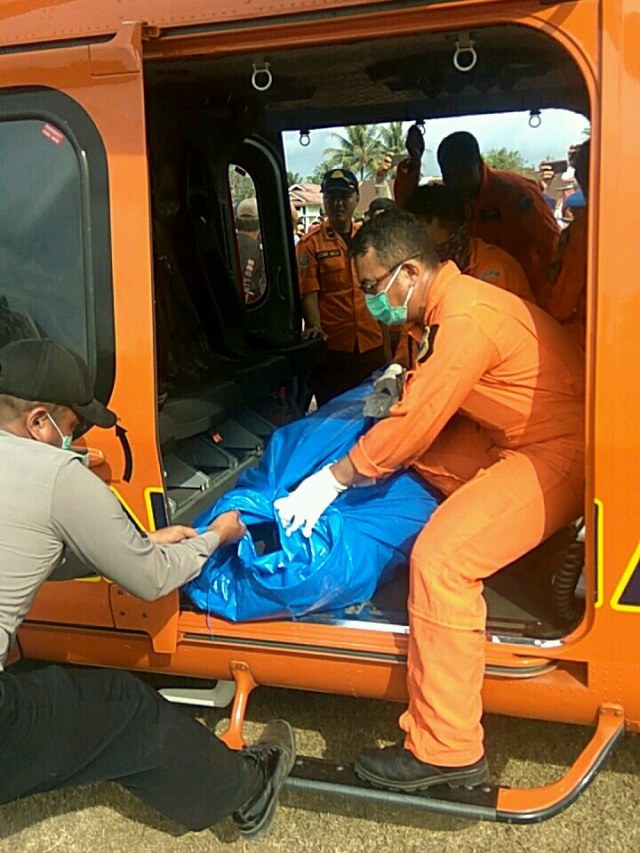 Basarnas evakuasi mayat yang diduga WN China yang hilang di perairan Banten.  Foto: Dok. Basarnas 
